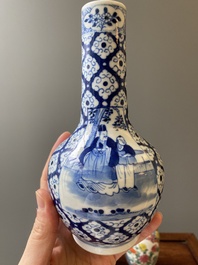 Twee paar Chinese blauw-witte en famille rose vazen, 19/20e eeuw