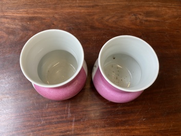 Paire de crachoirs en porcelaine de Chine famille rose, 'zhadou', marque de Hongxian, R&eacute;publique