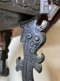 R&eacute;cipient &agrave; nourriture rituel archa&iuml;que en bronze dans le style des Zhou de l'Ouest, 'fangding', Chine, marque de Bao Ding Zhen Yong 寶鼎珍用, Ming