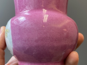 Paire de crachoirs en porcelaine de Chine famille rose, 'zhadou', marque de Hongxian, R&eacute;publique