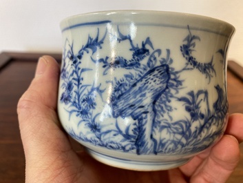 Een Chinese blauw-witte wierookbrander met vogels en bloesemtakken, 19e eeuw