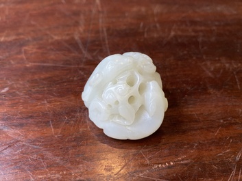 Een Chinese witte jade hanger met twee herten, Qing
