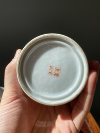 Paire de vases de forme rouleau en porcelaine de Chine famille rose, marque de Hongxian, R&eacute;publique