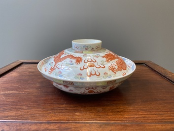 Bol couvert en porcelaine de Chine famille rose, marque de sceau Xiao Liu Xiang Guan 小留香館, 19/20&egrave;me