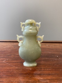 Een Chinees dekselvaasje in celadon jade, 19/20e eeuw