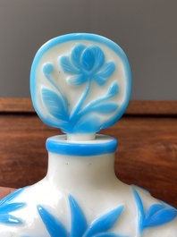 Een Chinese flacon met deksel in meerlagig blauw en wit Peking glas, 19e eeuw