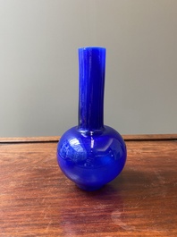 Een Chinese flesvormige vaas in translucent blauw glas, Xianfeng merk en periode