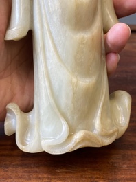 Een Chinese celadon jade sculptuur van Guanyin, Qing