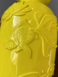 Een paar Chinese vazen met decor van vissen in geel Peking glas, Republiek