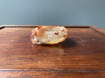 Lave-pinceaux en agate rose sculpt&eacute;e figurant un chilong, Chine, Qing
