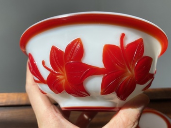 Paire de bols en verre overlay de P&eacute;kin en rouge sur blanc &agrave; d&eacute;cor floral, Chine, 19&egrave;me