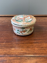 Een zeldzame Chinese famille verte specerijendoos, Kangxi