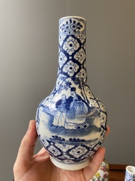 Twee paar Chinese blauw-witte en famille rose vazen, 19/20e eeuw