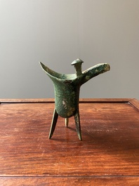 Een Chinees archa&iuml;sch bronzen ritueel wijnvat, 'jue', late Shang-dynastie
