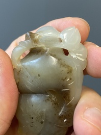 Vier Chinese snijwerken in witte en celadon jade, Qing/Republiek