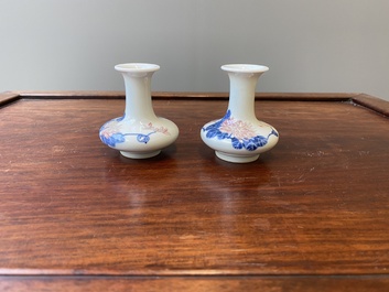 Een paar Chinese blauw-witte en koperrode vaasjes met floraal decor, Qianlong merk, 19/20e eeuw