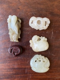 Vier Chinese snijwerken in witte en celadon jade, Qing/Republiek