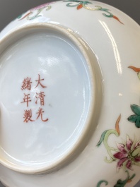 Een paar Chinese famille rose 'negen perziken' schotels, Guangxu merk en periode