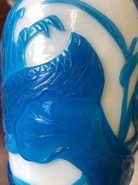 Paire de vases en verre overlay de P&eacute;kin &agrave; d&eacute;cor de canards mandarins en bleu sur blanc, Chine, 19/20&egrave;me