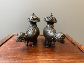 Paire de br&ucirc;le-parfums en forme d'&eacute;l&eacute;phant en bronze, Chine, Ming
