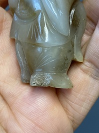 Vier Chinese snijwerken in witte en celadon jade, Qing/Republiek
