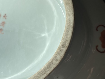 Plat de forme ovale sur talon en porcelaine de Chine &agrave; d&eacute;cor d'anniversaire sur fond jaune, marque et &eacute;poque de Guangxu