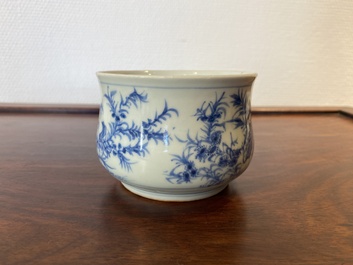 Een Chinese blauw-witte wierookbrander met vogels en bloesemtakken, 19e eeuw