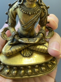 Drie Chinese bronzen sculpturen van Boeddha en Guanyin, Ming en later