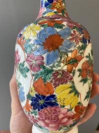 Twee paar Chinese blauw-witte en famille rose vazen, 19/20e eeuw