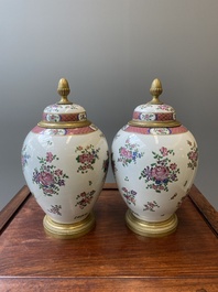 Paire de pots couverts en porcelaine de style famille rose aux montures en bronze dor&eacute;, Samson, Paris, 19&egrave;me