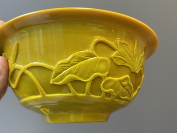 Twee Chinese kommen met reli&euml;fdecor in geel Peking glas, 19/20e eeuw