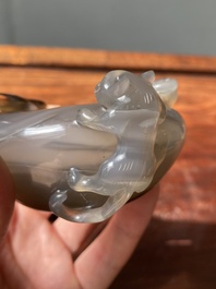 Pot &agrave; eau en agate aux lions bouddhistes sur socle en bois sculpt&eacute;, Chine, 19&egrave;me