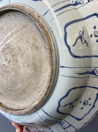 Important plat en porcelaine de Chine en bleu et blanc de type kraak, Wanli