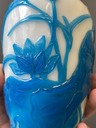 Paire de vases en verre overlay de P&eacute;kin &agrave; d&eacute;cor de canards mandarins en bleu sur blanc, Chine, 19/20&egrave;me
