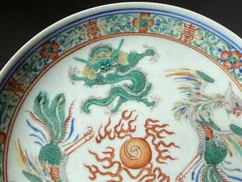 Paire de coupes en porcelaine de Chine famille verte &agrave; d&eacute;cor de dragons et de ph&eacute;nix, marque et &eacute;poque de Jiaqing
