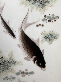 Een Chinese qianjiang cai plaquette met vissen, gesigneerd. Deng Bishan 鄧碧珊, gedateerd 1928