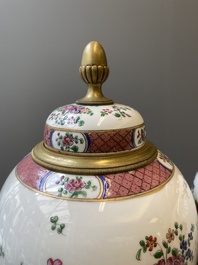 Paire de pots couverts en porcelaine de style famille rose aux montures en bronze dor&eacute;, Samson, Paris, 19&egrave;me