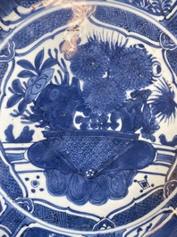 Important plat en porcelaine de Chine en bleu et blanc de type kraak, Wanli