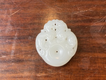 Pendentif figurant deux animaux mythiques en jade blanc sculpt&eacute;, Chine, Qing
