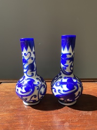 Paire de vases de forme bouteille en verre overlay de P&eacute;kin &agrave; d&eacute;cor de chilongs en bleu sur blanc, Chine, 19&egrave;me