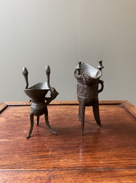 Twee Chinese bronzen rituele wijnbekers, 'jue', 18/19e eeuw