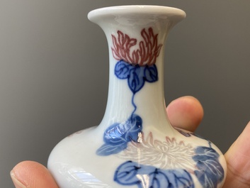 Een paar Chinese blauw-witte en koperrode vaasjes met floraal decor, Qianlong merk, 19/20e eeuw