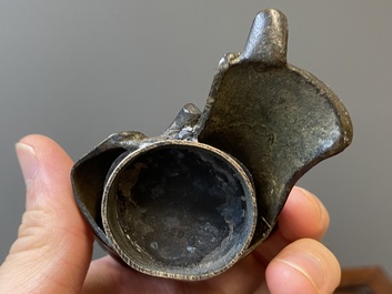Een paar Chinese bronzen wierookbranders in de vorm van jongens op kylins, Ming
