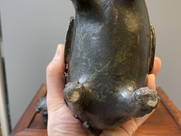 Paire de br&ucirc;le-parfums en forme d'&eacute;l&eacute;phant en bronze, Chine, Ming