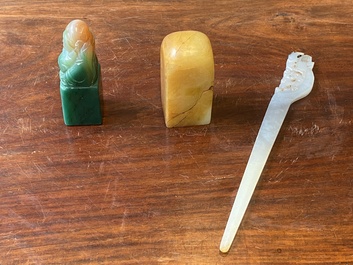 Une &eacute;pingle &agrave; cheveux en jade blanc et deux sceaux en jade, Chine, Qing