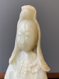 Een Chinese celadon jade sculptuur van Guanyin, Qing