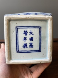 Vase en porcelaine de Chine en bleu et blanc &agrave; d&eacute;cor d'un &eacute;tang &agrave; lotus, marque et probablement &eacute;poque de Jiajing