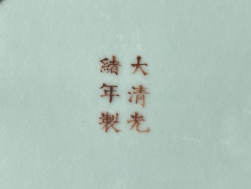 Plat de forme ovale sur talon en porcelaine de Chine &agrave; d&eacute;cor d'anniversaire sur fond jaune, marque et &eacute;poque de Guangxu