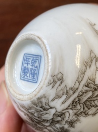 Vase de forme bouteille en porcelaine de Chine &agrave; d&eacute;cor d'un paysage en grisaille, marque de Qianlong, 20&egrave;me