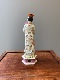Een grote Chinese famille rose figuur met beweegbaar hoofd, 19/20e eeuw